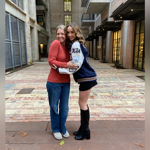 Meet your Posher, Lori - Picture 1 of 1